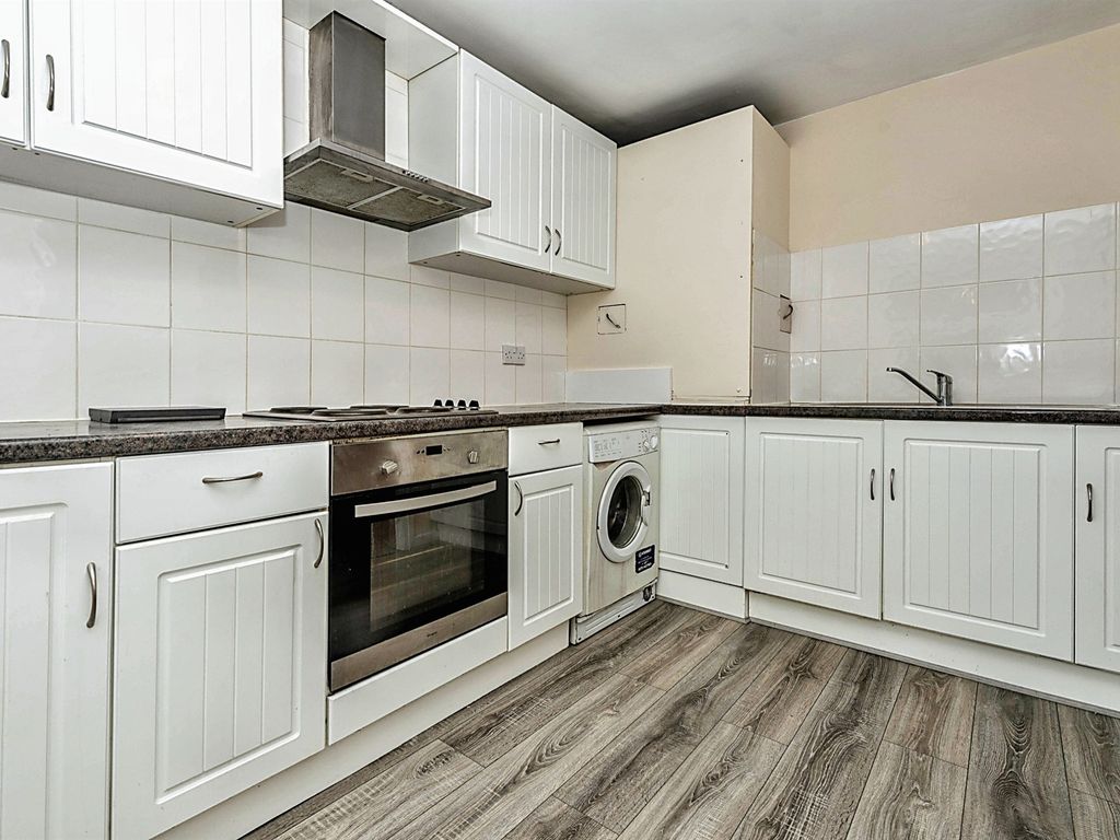 2 bed flat for sale in Marlowes, Hemel Hempstead HP1, £160,000