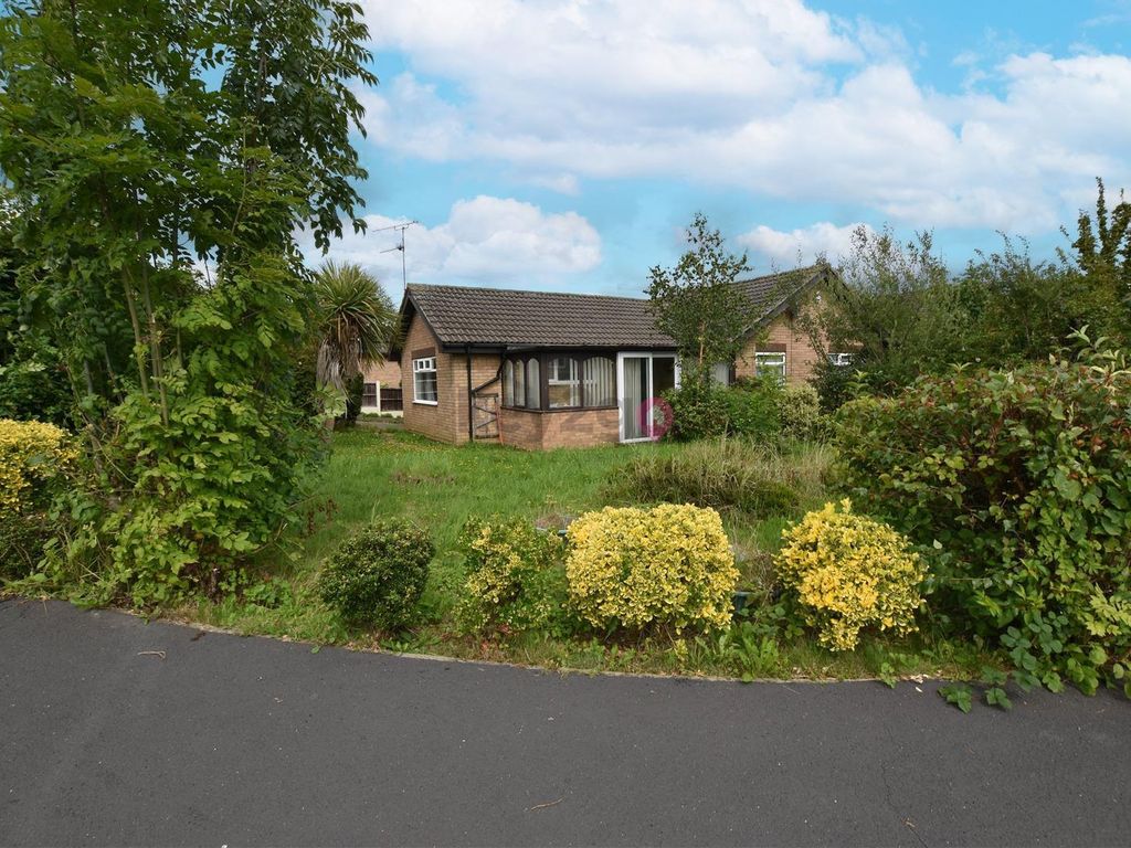 3 bed detached bungalow for sale in Cleeve Hill Gardens, Waterthorpe, Sheffield S20, £240,000