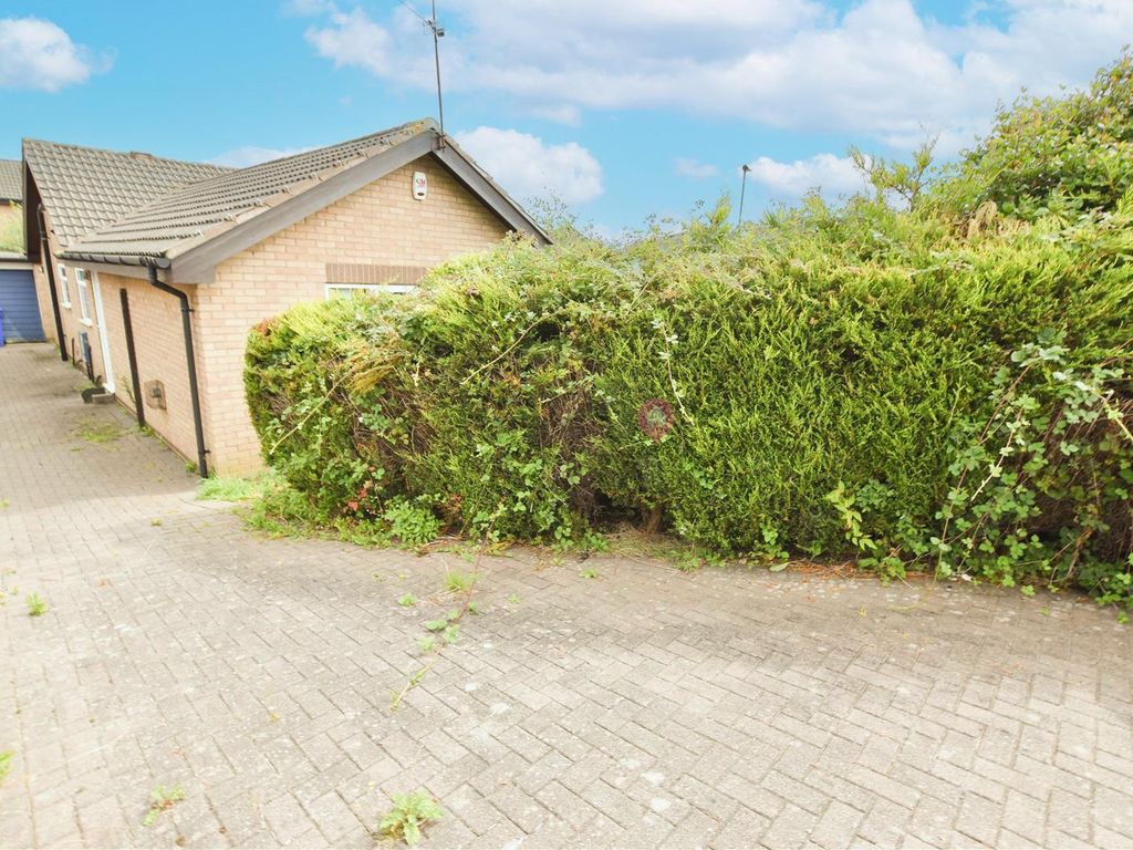 3 bed detached bungalow for sale in Cleeve Hill Gardens, Waterthorpe, Sheffield S20, £240,000