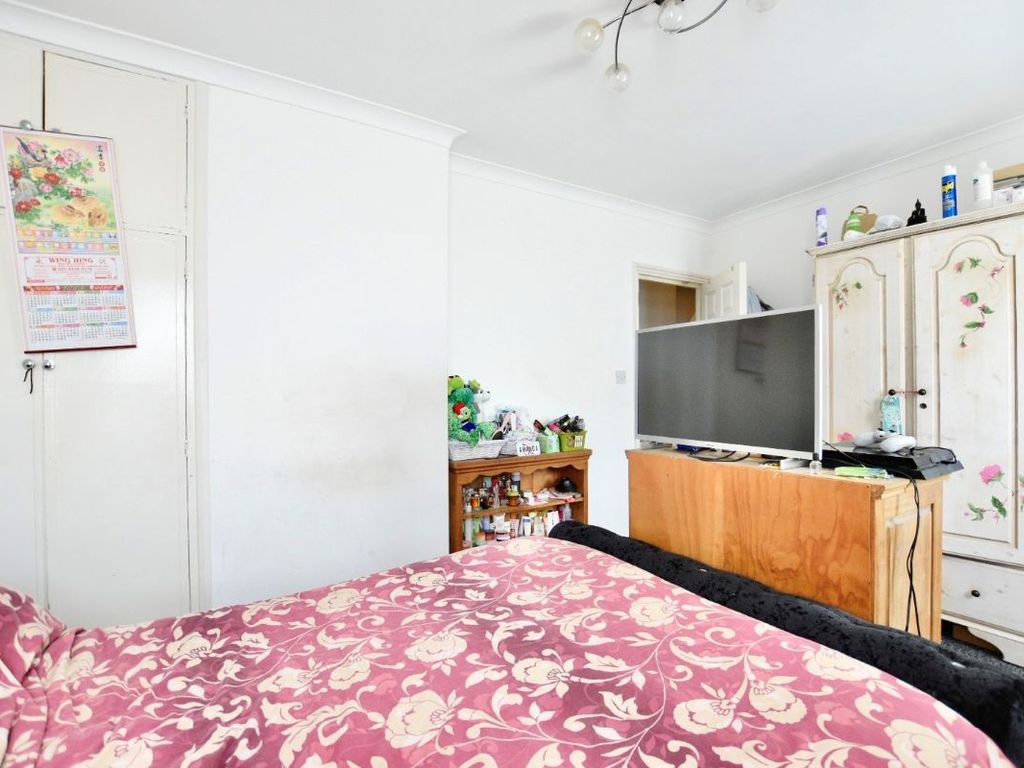 3 bed maisonette for sale in Holburne Road, Blackheath SE3, £300,000