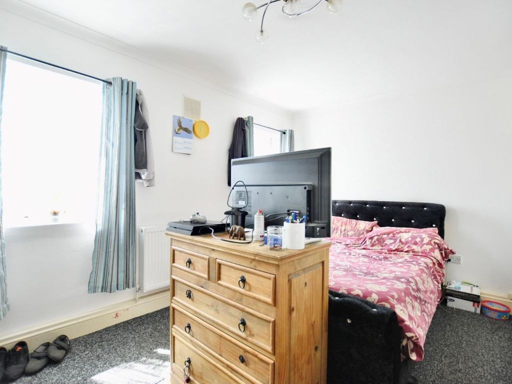 3 bed maisonette for sale in Holburne Road, Blackheath SE3, £300,000