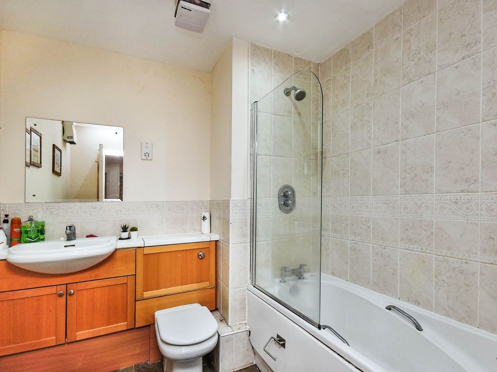 2 bed flat for sale in Queen Street, Cardiff CF10, £230,000