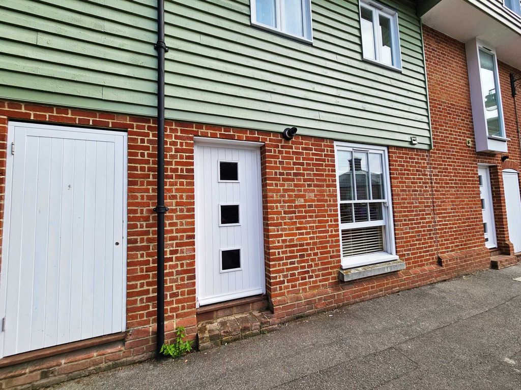 1 bed flat for sale in Tower Way, Canterbury CT1, £175,000