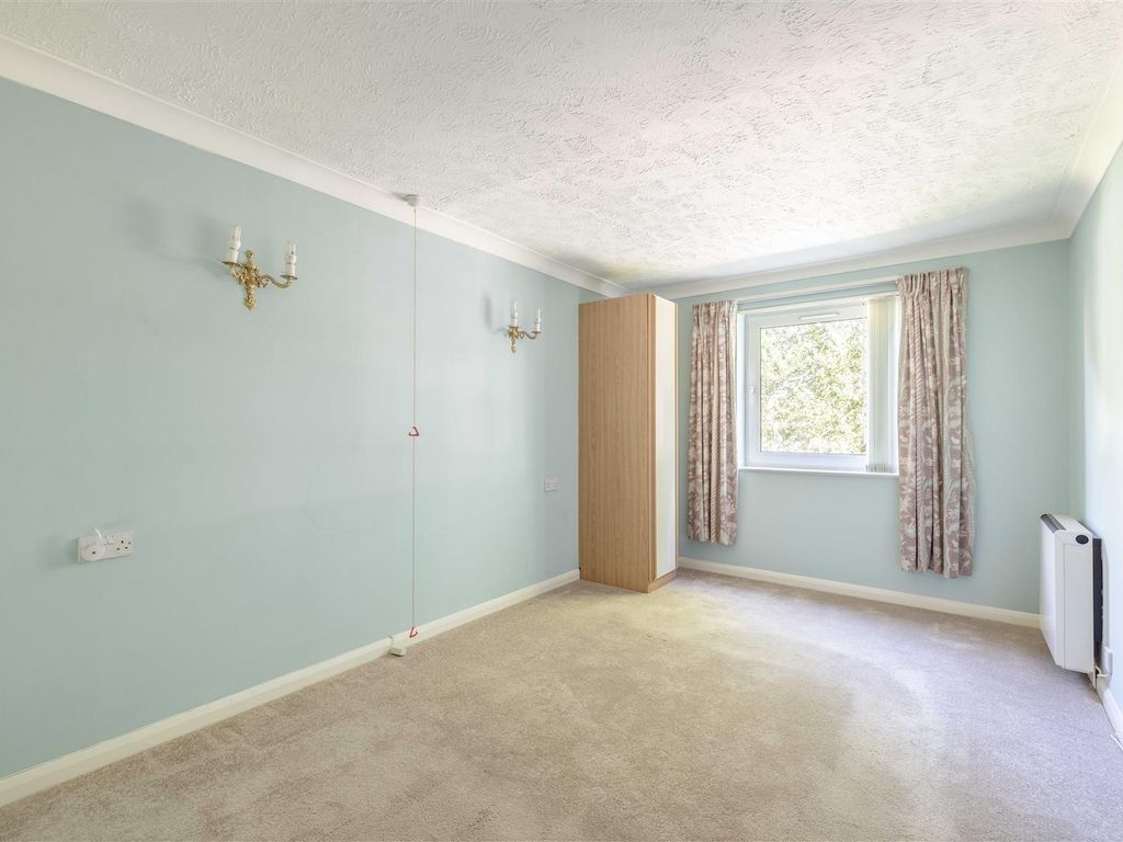 2 bed flat for sale in Green Lane, Windsor SL4, £195,000