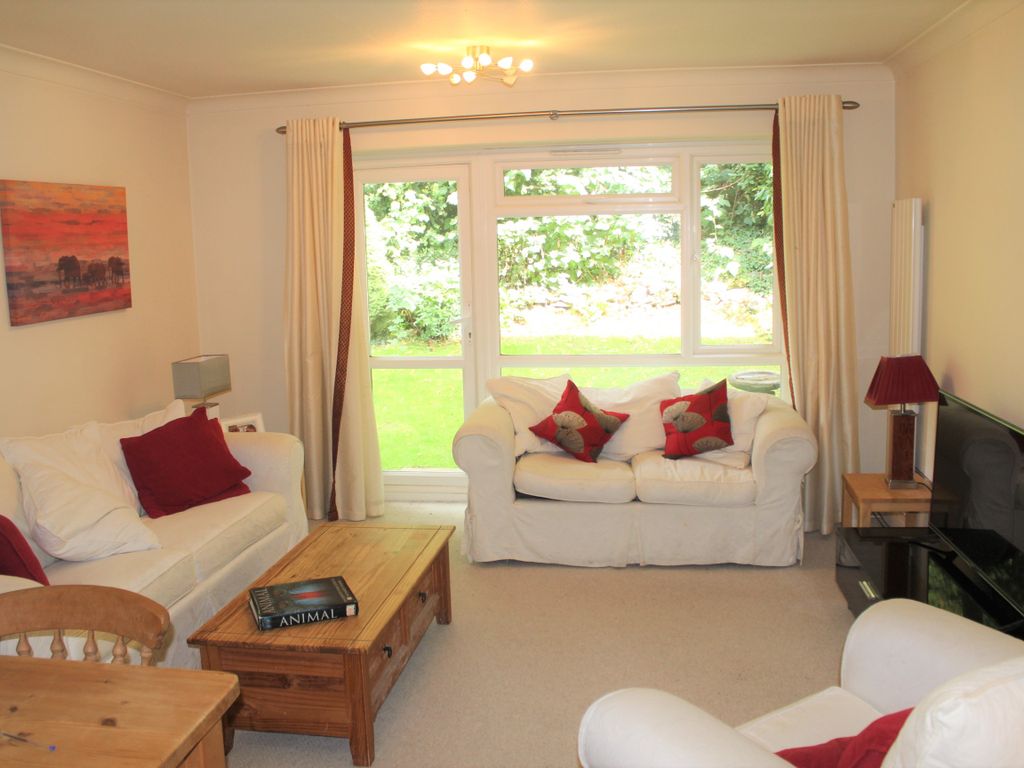 2 bed flat for sale in Charterhouse Road, Godalming GU7, £250,000