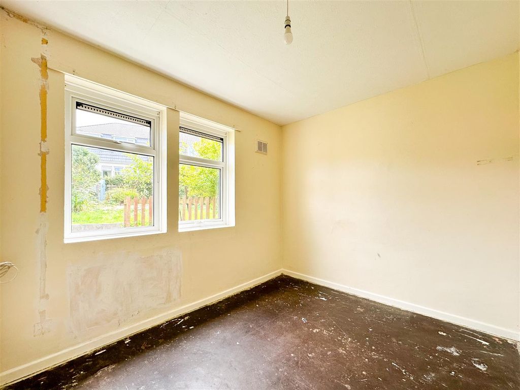 2 bed flat for sale in Pengersick Estate, Praa Sands, Penzance TR20, £110,000