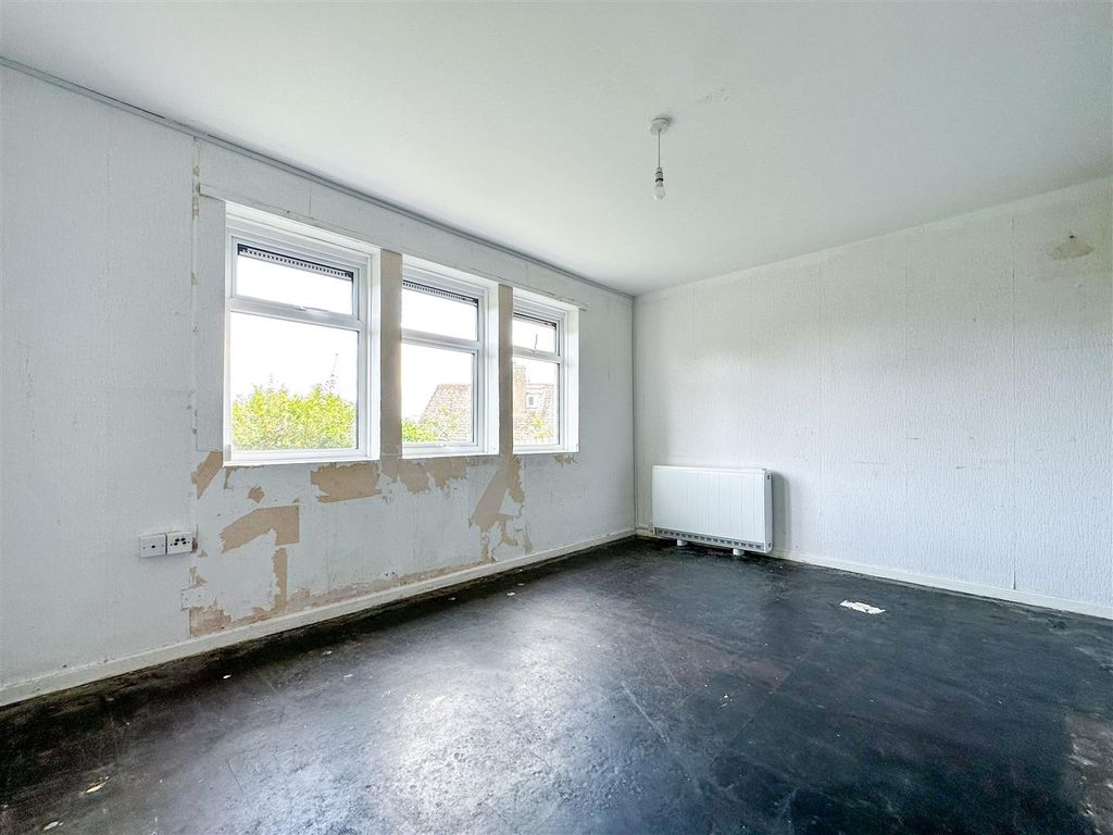 2 bed flat for sale in Pengersick Estate, Praa Sands, Penzance TR20, £110,000