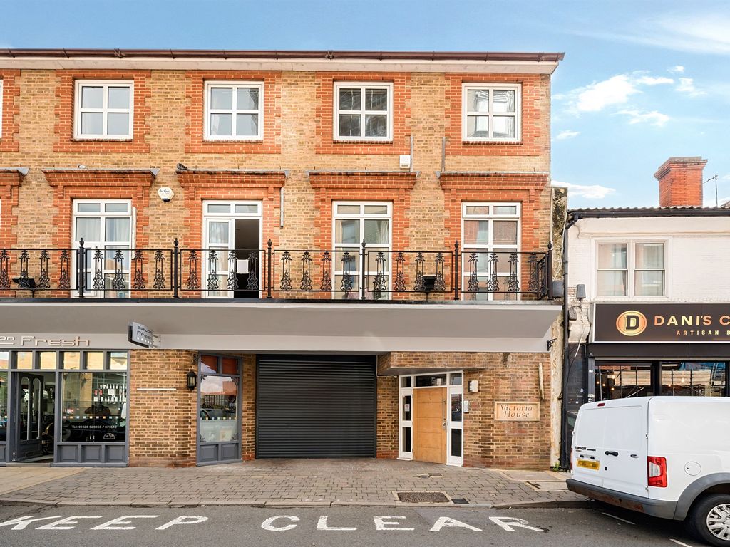 2 bed flat for sale in Queen Street, Maidenhead SL6, £315,000