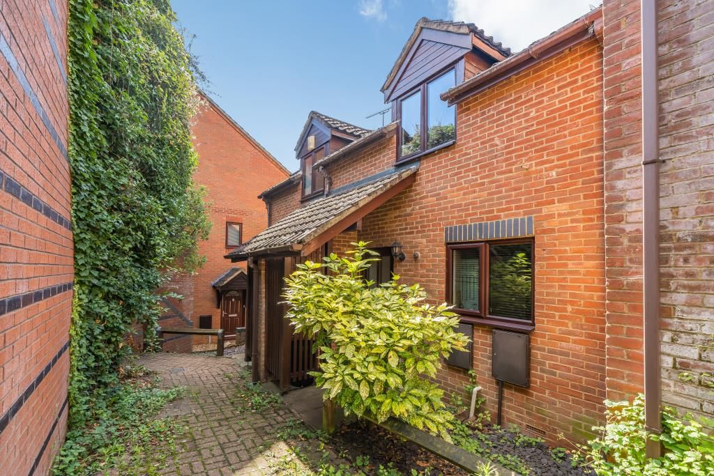 2 bed terraced house for sale in High Wycombe, Buckinghamshire HP13, £290,000
