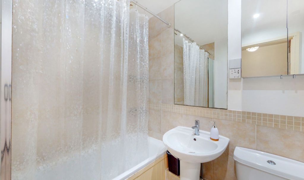 1 bed flat for sale in Petworth St, London SW11, £173,250