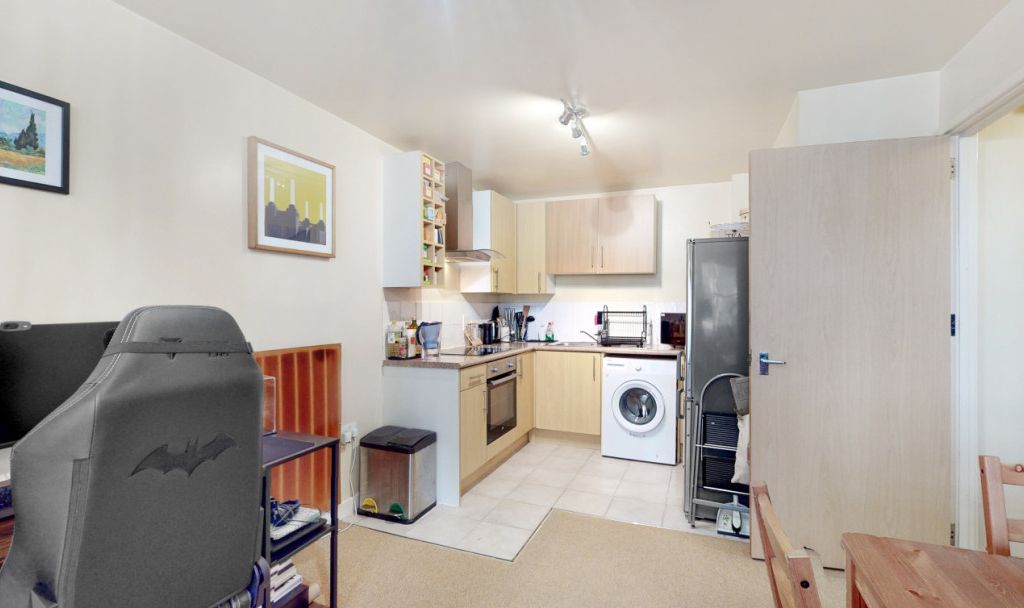 1 bed flat for sale in Petworth St, London SW11, £173,250