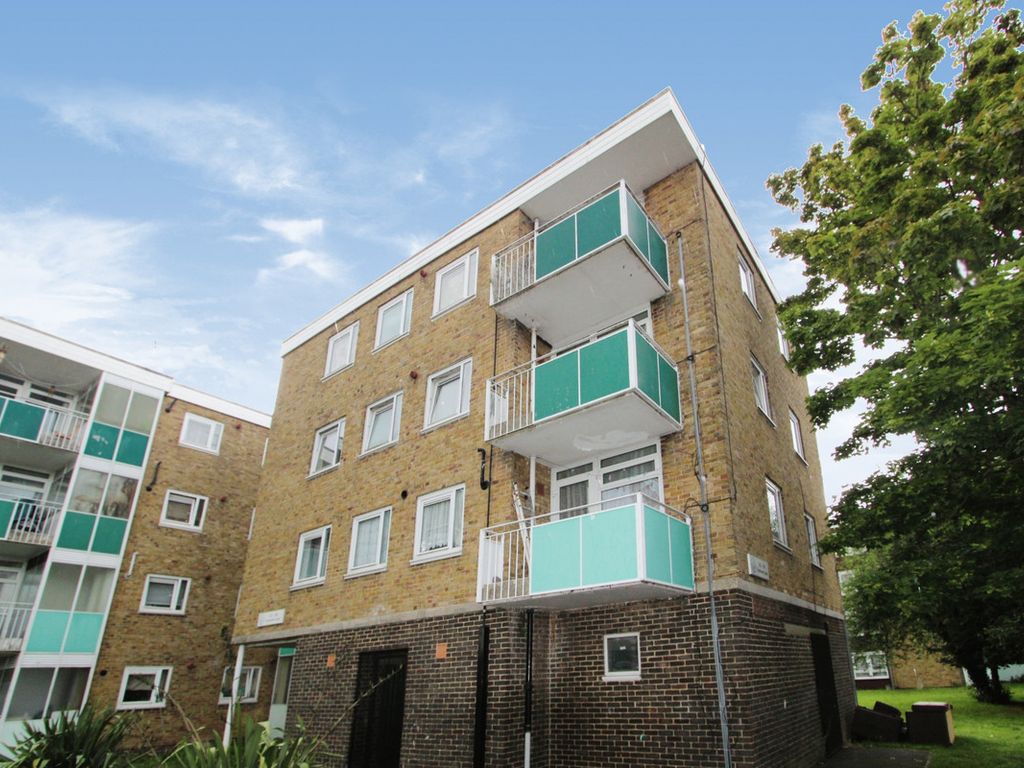 2 bed flat for sale in Cuckmere Lane, Southampton SO16, £130,000
