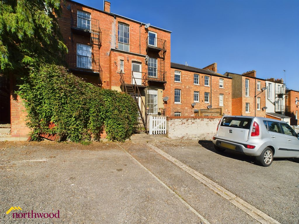 2 bed flat for sale in Calthorpe Road, Banbury OX16, £162,500
