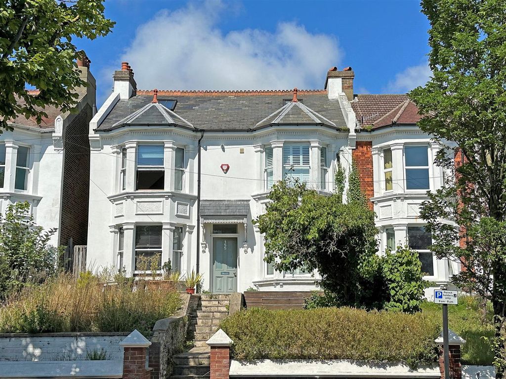 2 bed flat for sale in Preston Drove, Brighton BN1, £280,000