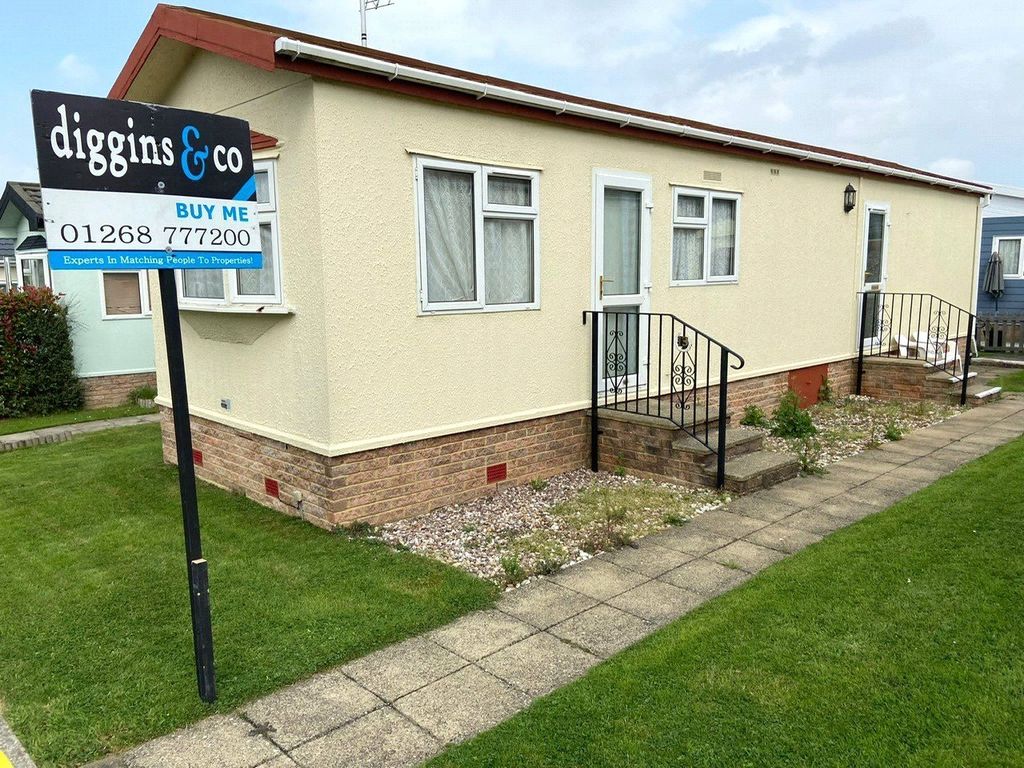 2 bed mobile/park home for sale in Central Avenue, Tower Park, Hullbridge, Essex SS5, £100,000