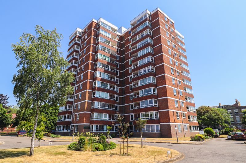 2 bed flat for sale in Blount Road, Portsmouth PO1, £280,000