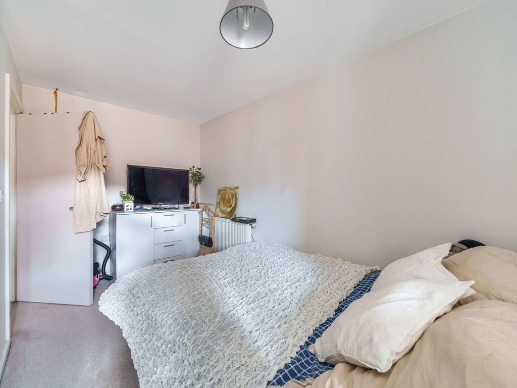 1 bed flat for sale in Evan House, Canning Town, London E16, £295,000