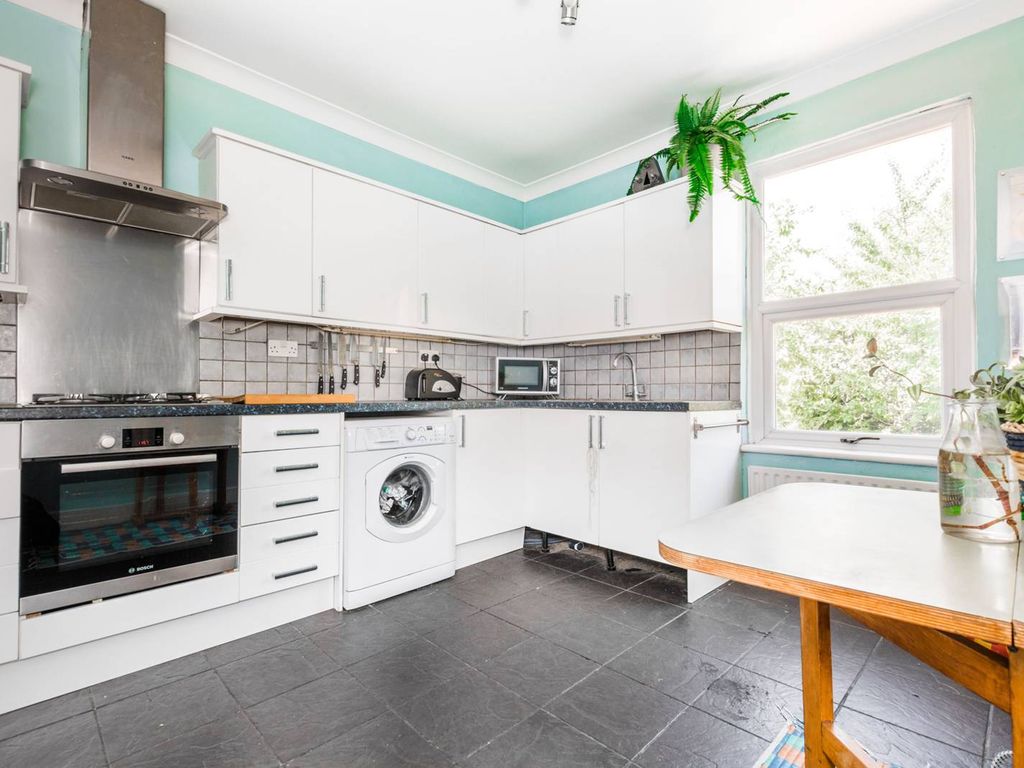 1 bed flat for sale in Russell Road N13, Bounds Green, London,, £300,000