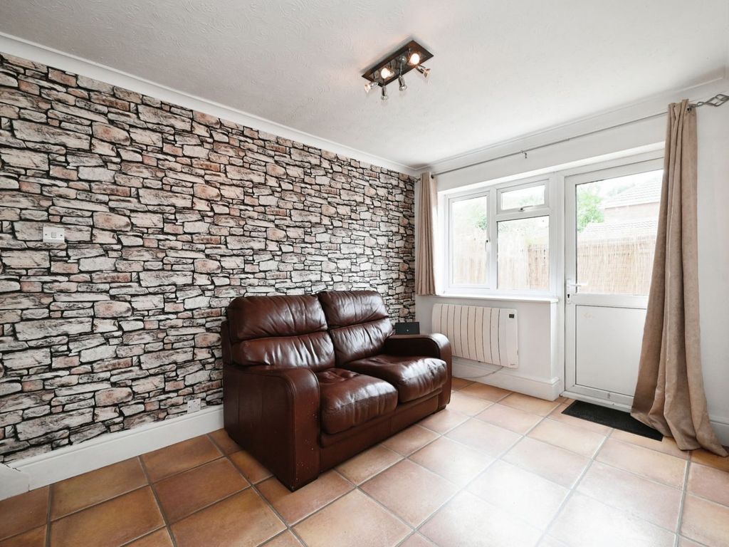 1 bed terraced house for sale in Lalande Close, Wokingham RG41, £280,000