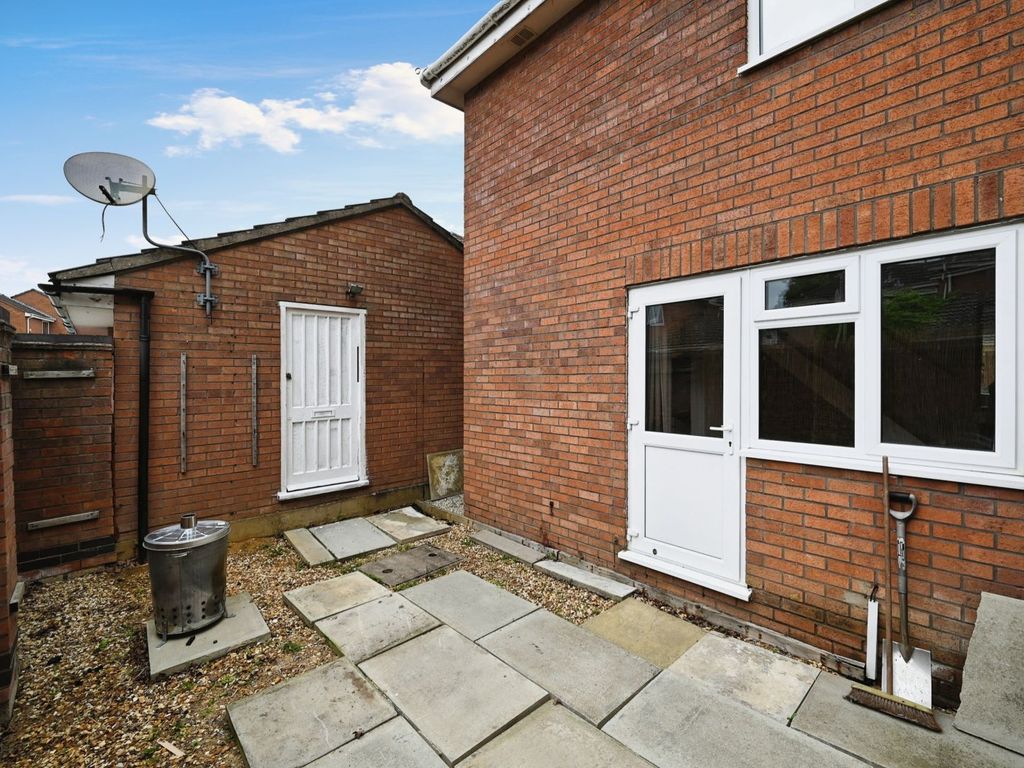 1 bed terraced house for sale in Lalande Close, Wokingham RG41, £280,000