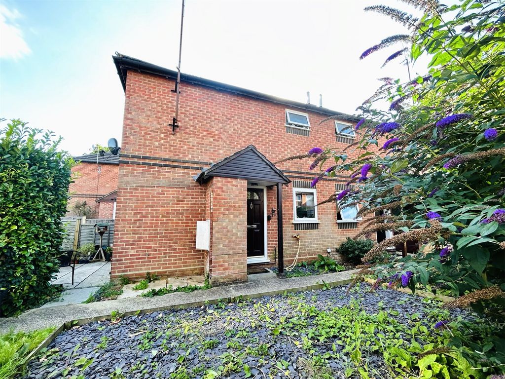 1 bed semi-detached house for sale in Riversdale Court, Reading, Berkshire RG1, £220,000
