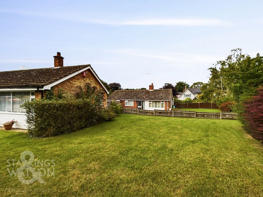 3 bed detached bungalow for sale in Church Close, Chedgrave, Norwich NR14, £275,000