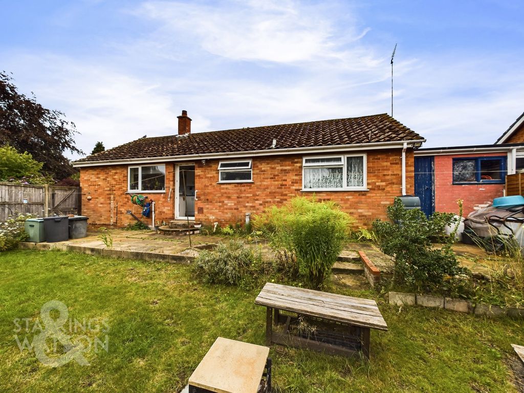 3 bed detached bungalow for sale in Church Close, Chedgrave, Norwich NR14, £275,000