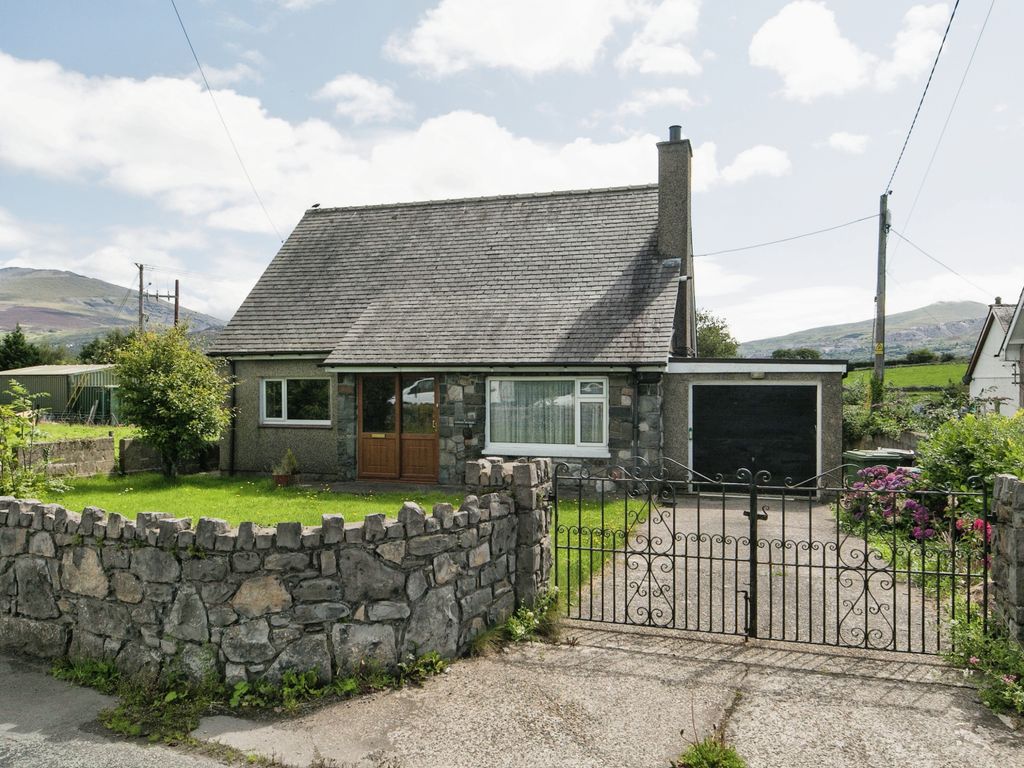 3 bed detached house for sale in Penisarwaun, Caernarfon, Gwynedd LL55, £295,000