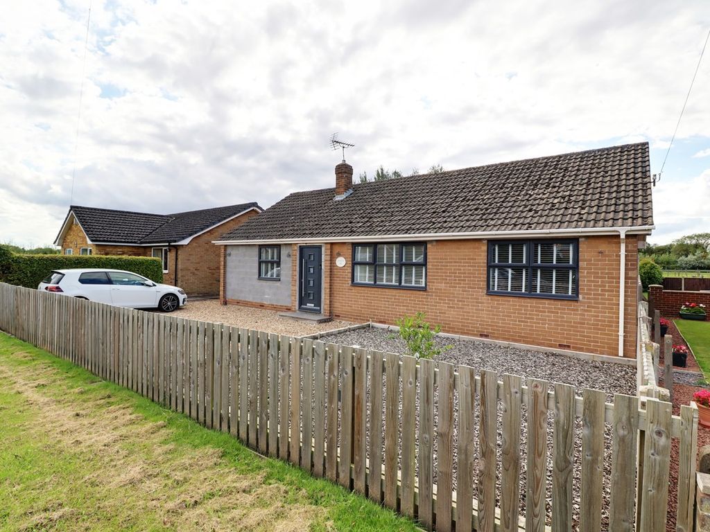 3 bed detached bungalow for sale in Haxey Lane, Haxey DN9, £239,950
