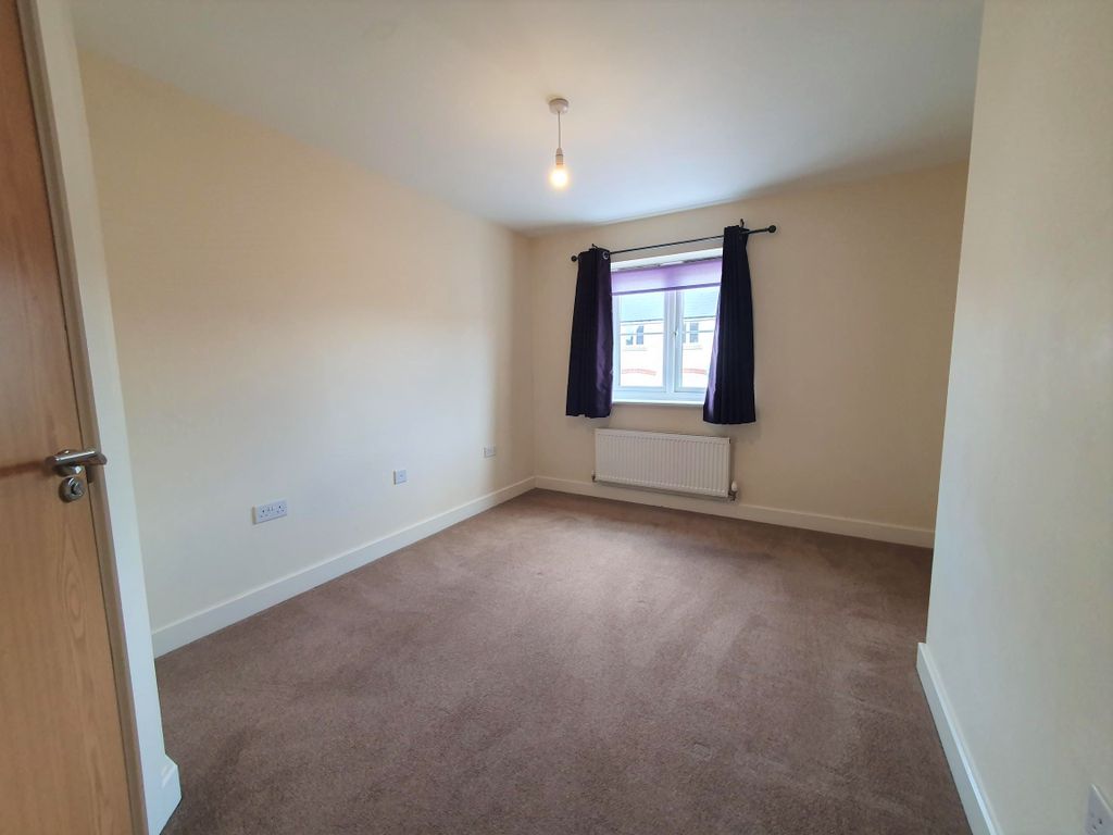 2 bed flat for sale in Raleigh Road, Yeovil BA21, £180,000