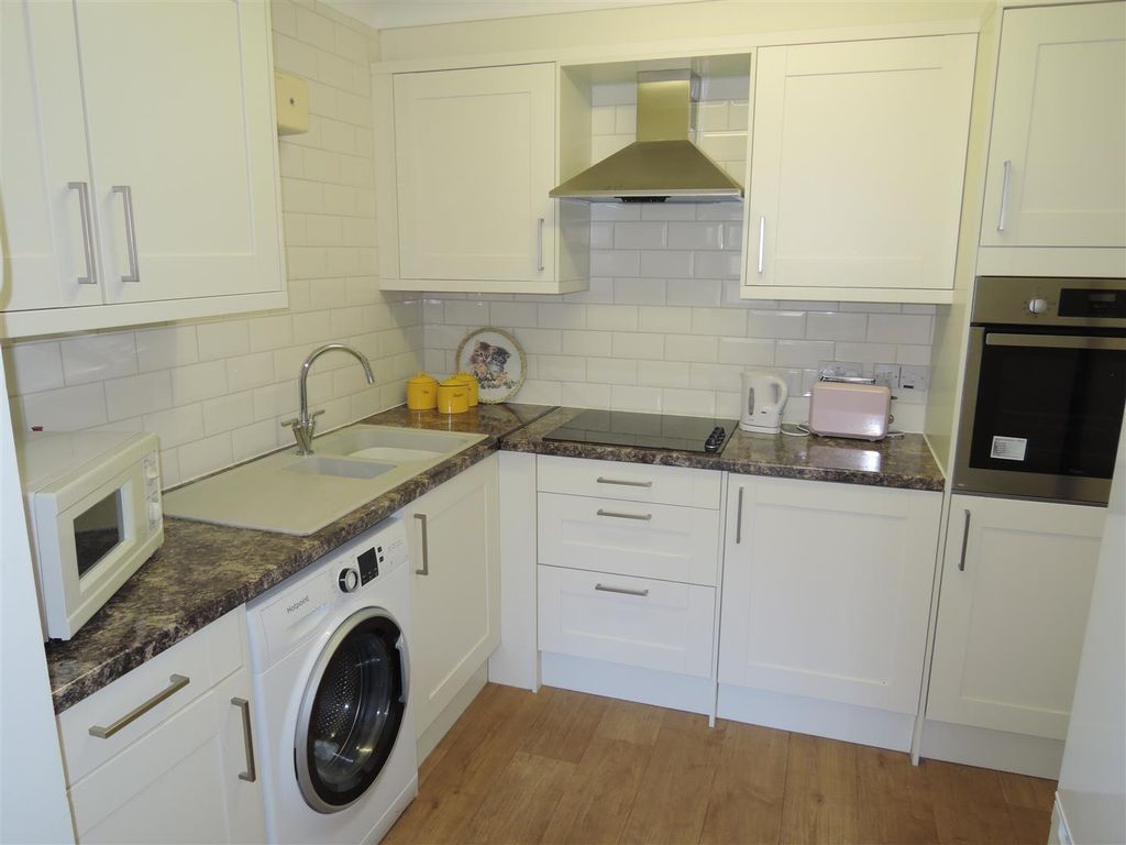 1 bed flat for sale in Maldon Road, Colchester CO3, £100,000