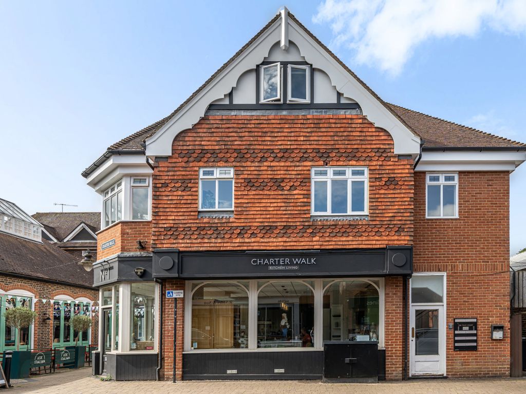 2 bed flat for sale in Haslemere, Surrey GU27, £275,000