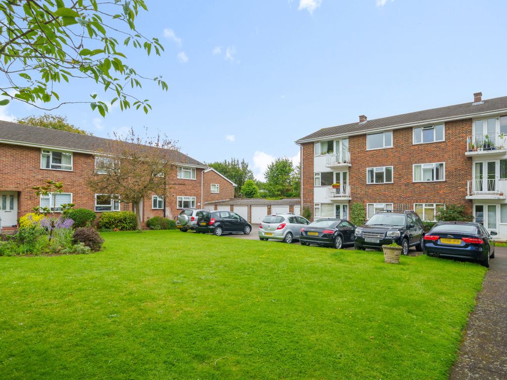 2 bed flat for sale in Telford Court, Guildford, Surrey GU1, £300,000