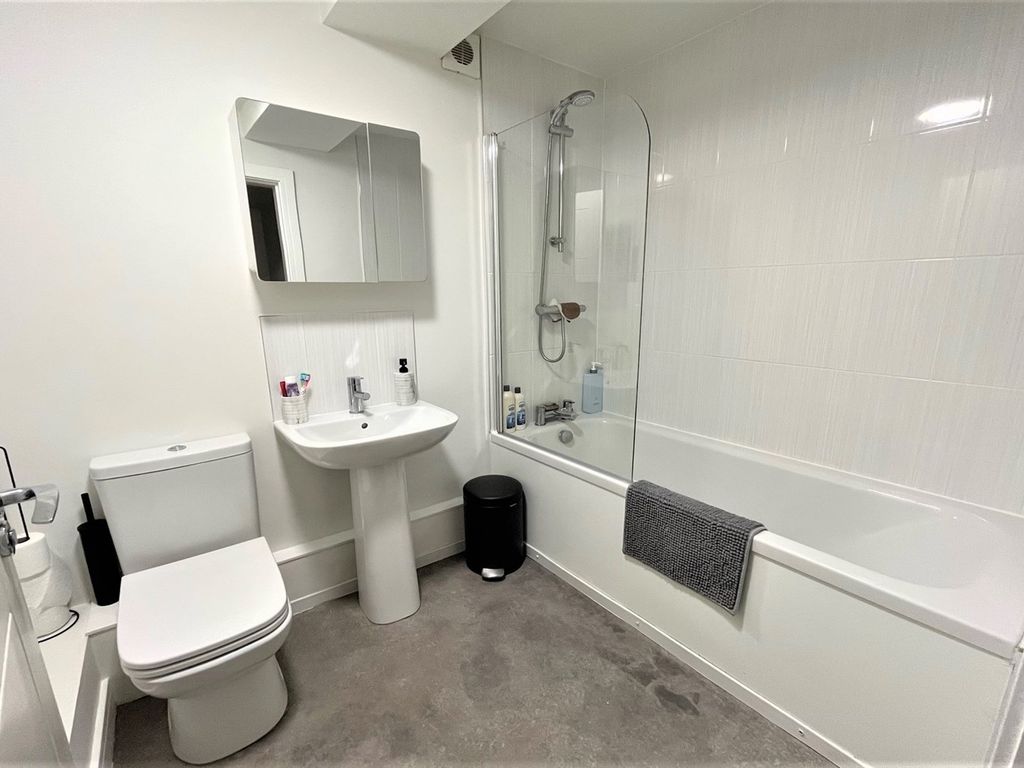 1 bed flat for sale in Gillbent Road, Gillbent Road, Cheadle Hulme, Cheadle SK8, £185,000