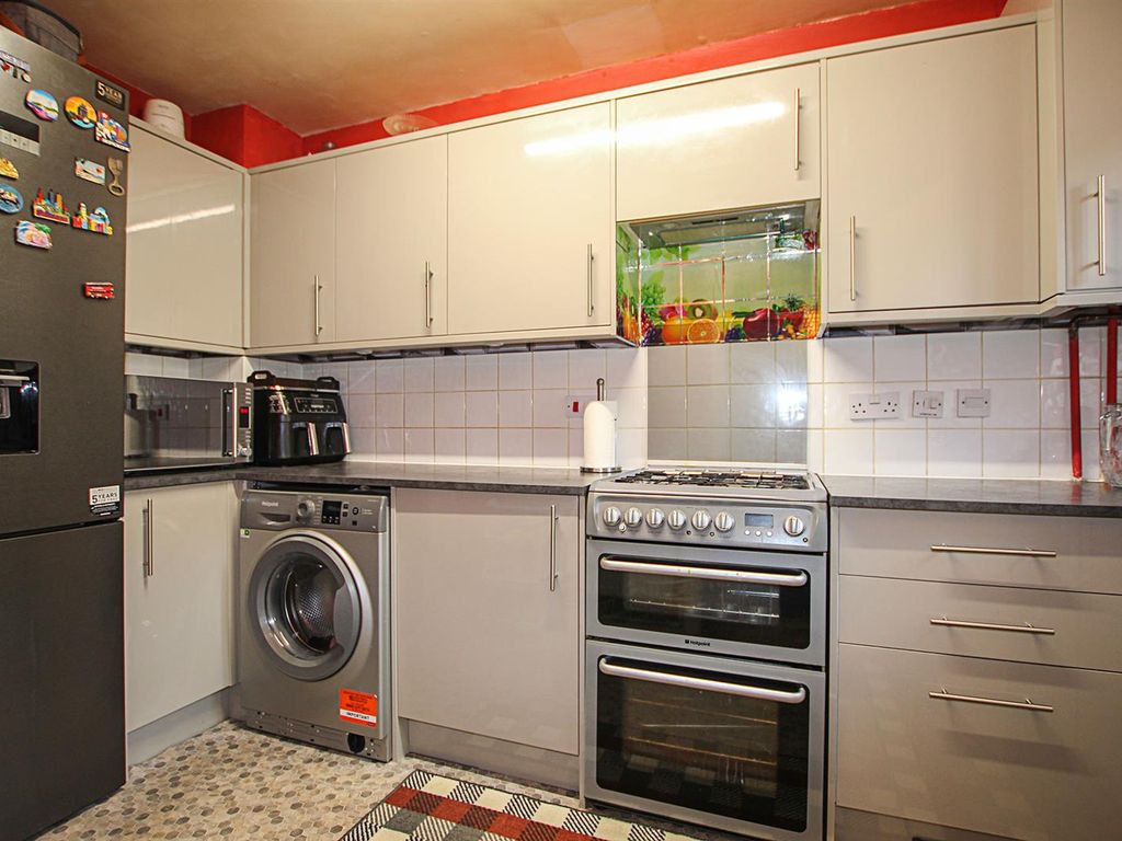 2 bed terraced house for sale in Sassoon Close, Newmarket CB8, £120,000