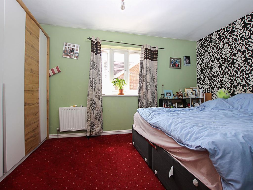 2 bed terraced house for sale in Sassoon Close, Newmarket CB8, £120,000