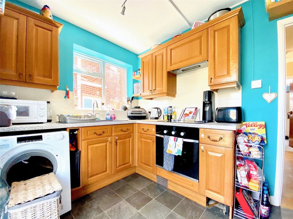 2 bed flat for sale in Westergate Road, London SE2, £270,000