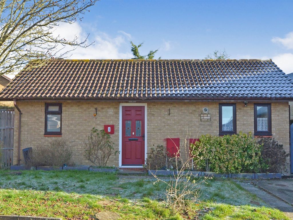 2 bed detached bungalow for sale in Newbury Court, Bletchley, Milton Keynes MK3, £95,000