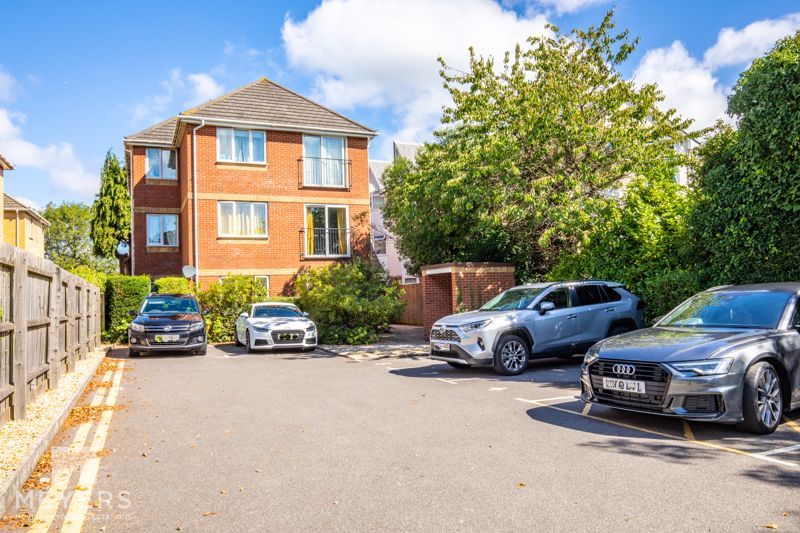2 bed flat for sale in Richmond Park Road, Charminster BH8, £220,000