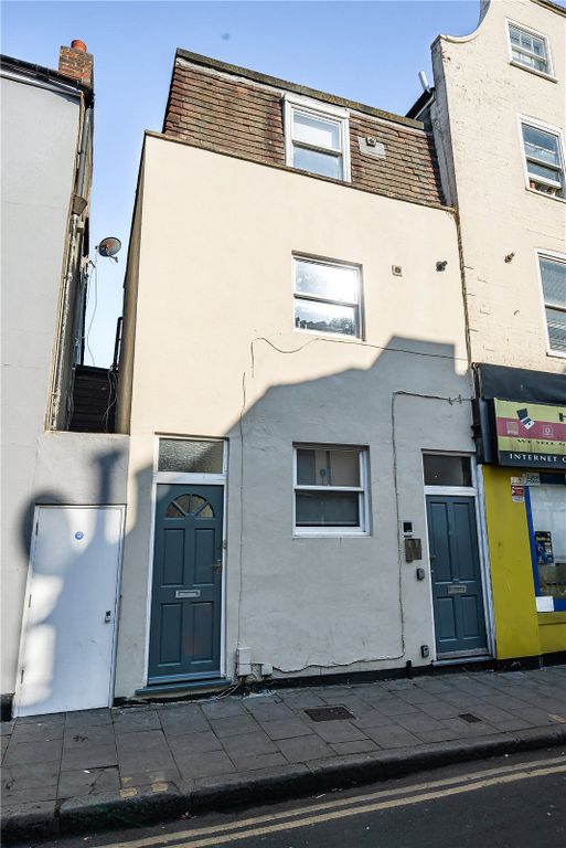 2 bed flat for sale in St James's Street, Brighton, East Sussex BN2, £250,000