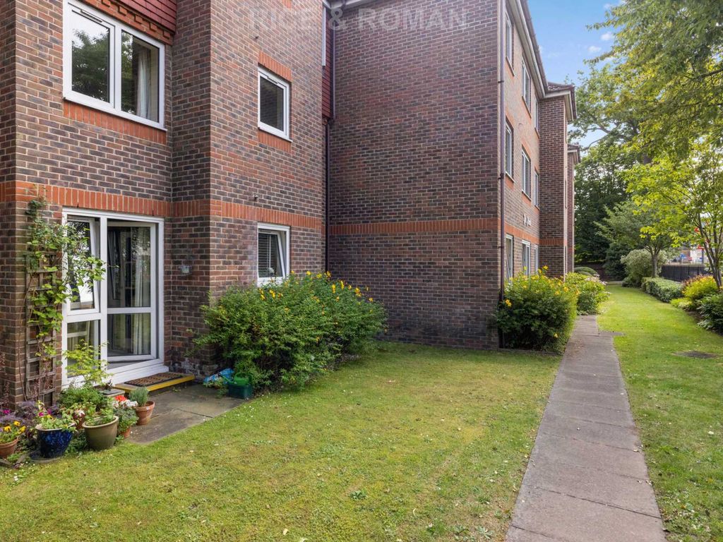 1 bed flat for sale in The Meads, Windsor SL4, £189,950