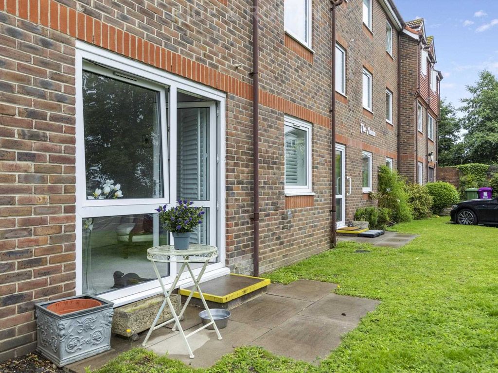 1 bed flat for sale in The Meads, Windsor SL4, £189,950