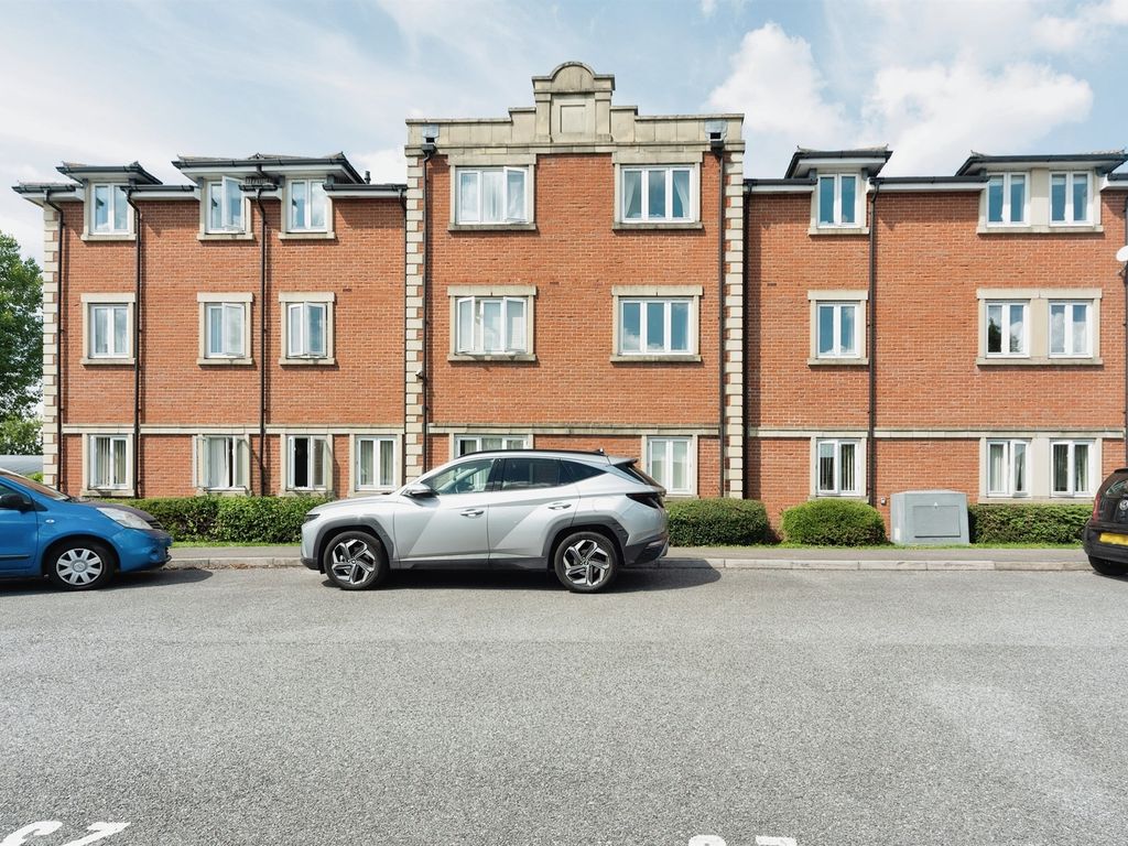 2 bed flat for sale in Anderson Court, Redhill RH1, £325,000