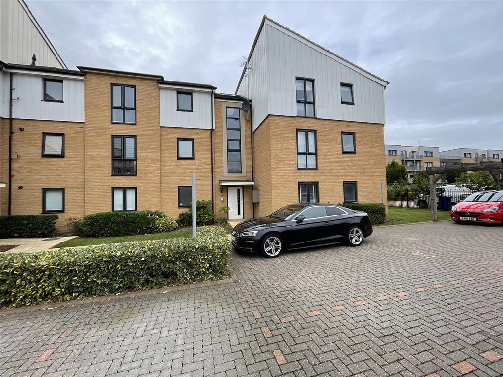 2 bed flat for sale in Fairlane Drive, South Ockendon RM15, £250,000