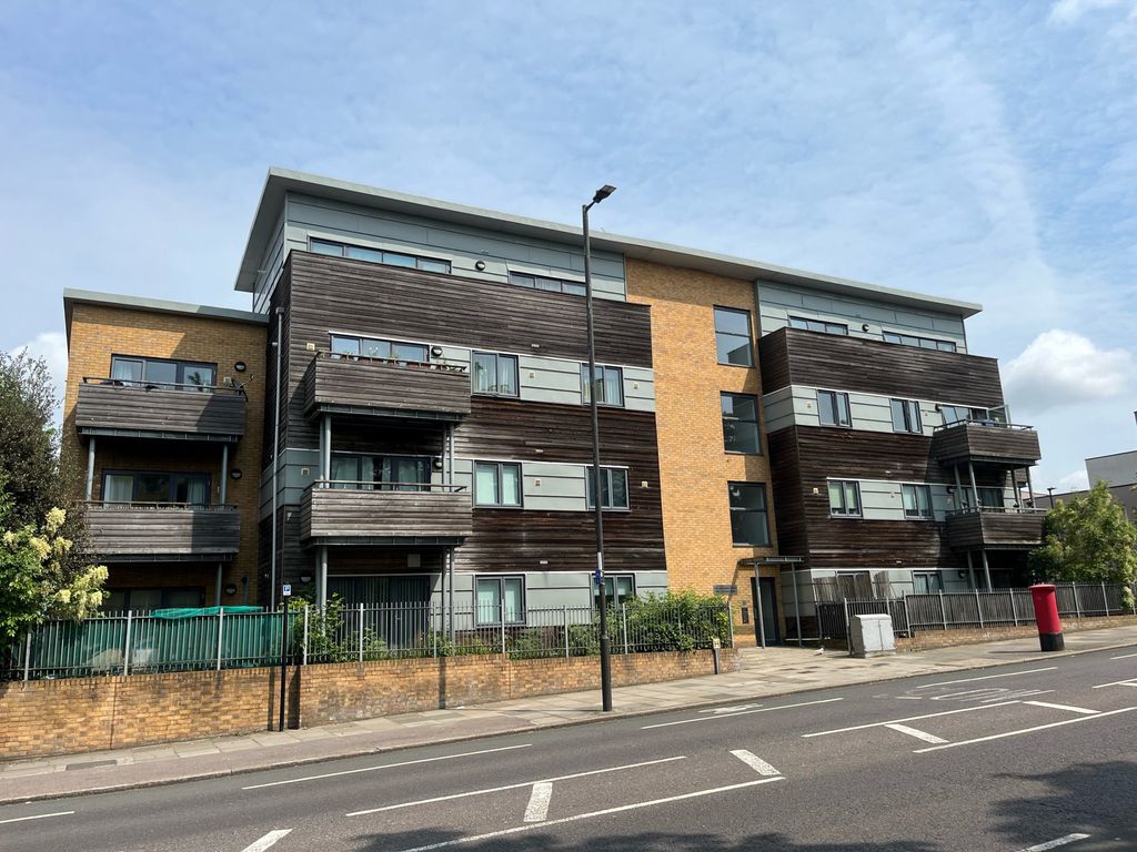 2 bed flat for sale in Charlton Road, Charlton SE7, £325,000