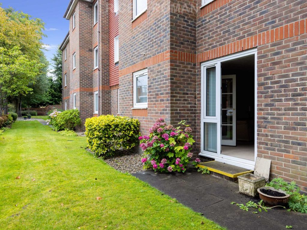 2 bed flat for sale in The Meads, Windsor SL4, £249,950