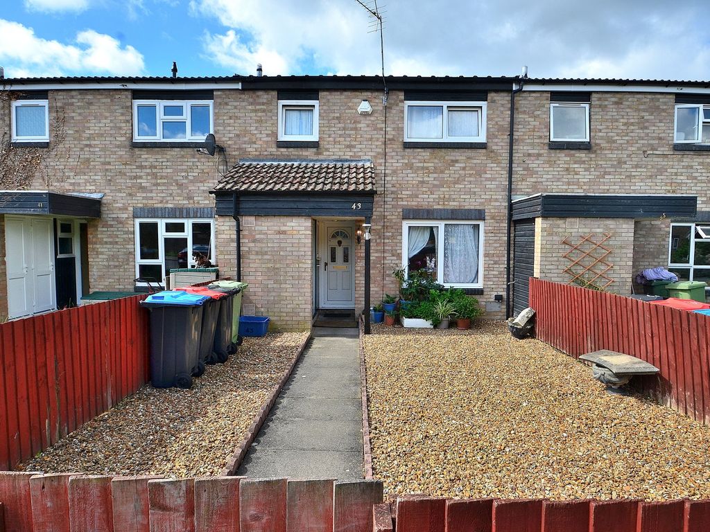 3 bed terraced house for sale in Whitethorns, Newport Pagnell MK16, £250,000
