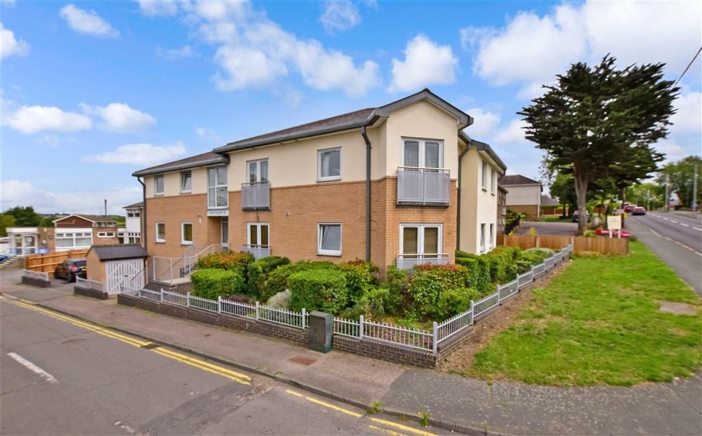 2 bed flat for sale in Franklins Way, Wickford, Essex SS11, £230,000