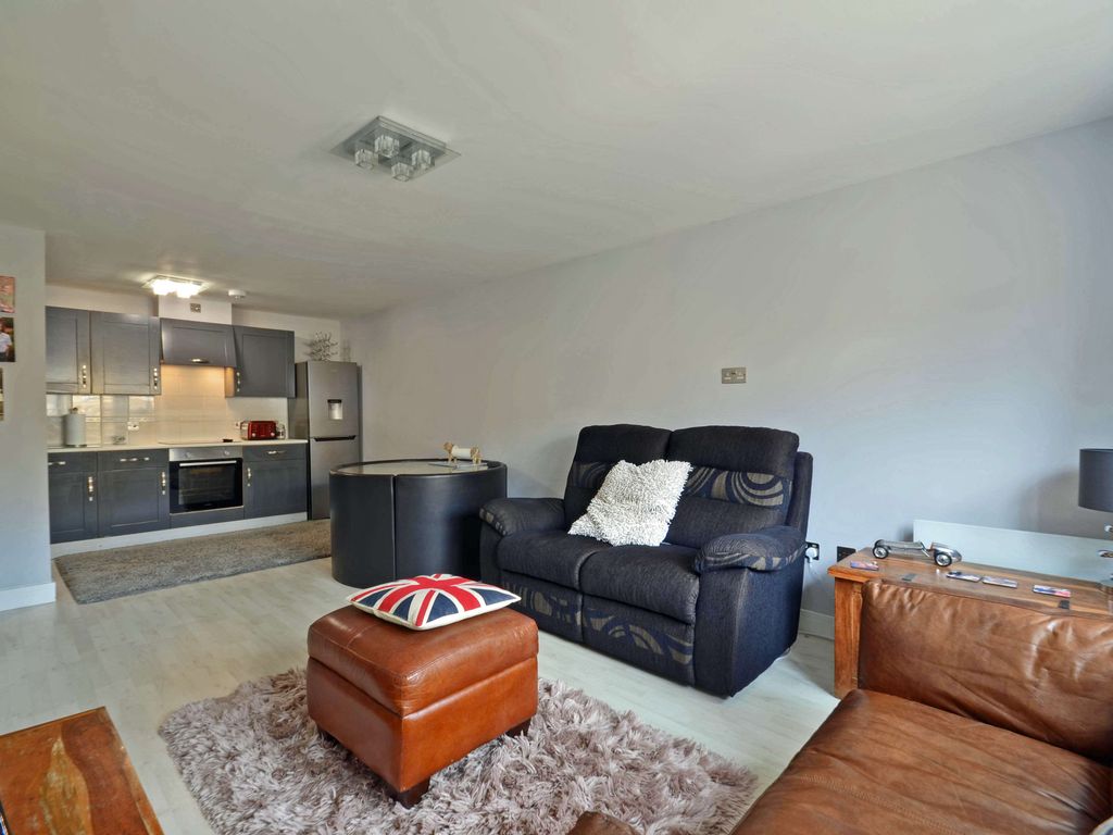 2 bed flat for sale in Ovaltine Court, Ovaltine Drive, Kings Langley WD4, £260,000