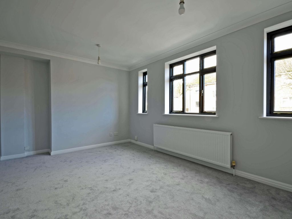 2 bed flat for sale in Station Road, Amersham HP6, £325,000